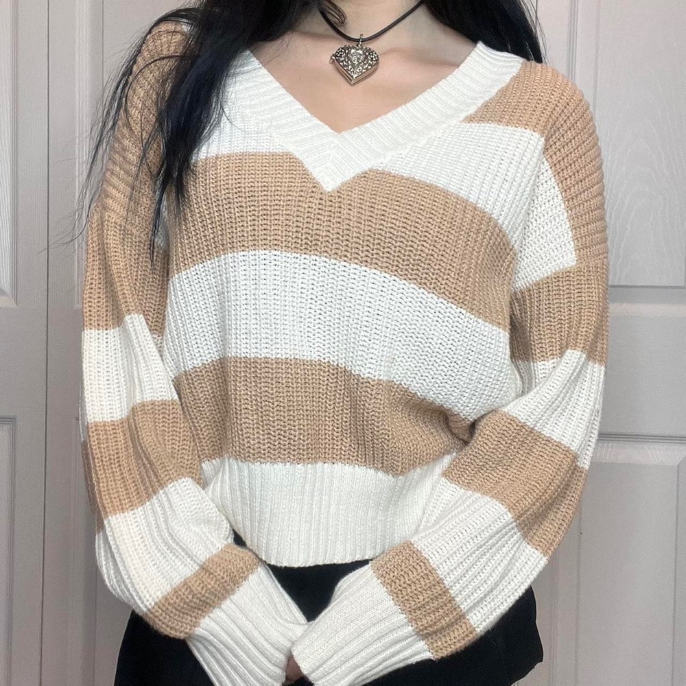 American Eagle Woman's XS Tan and White V Neck Striped Chunky Knit Sweater